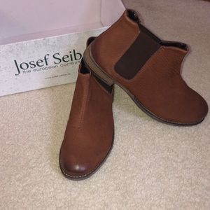 NIB GENUINE LEATHER CHELSEA BOOT!!